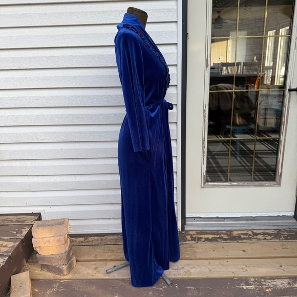 Vintage royal blue velvet/velour wrap robe—so luxe & cozy 💙 - Picture 3 of 7